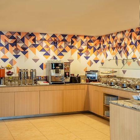 Fiesta Inn Express Queretaro Constituyentes Экстерьер фото